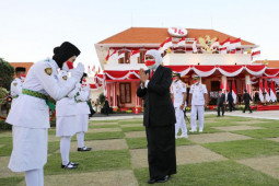 Gubernur Khofifah kukuhkan Paskibraka 2021 di Gedung Negara Grahadi