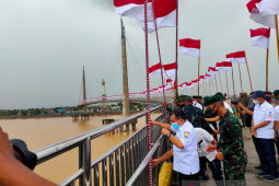 Gubernur Jambi pasang seribu Bendera Merah Putih di Jembatan Gentala Arasy