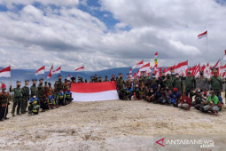 TNI bentangkan merah putih di puncak Kobrey Pegaf