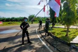 Satgas Pamtas kibarkan bendera Merah Putih di perbatasan Paloh