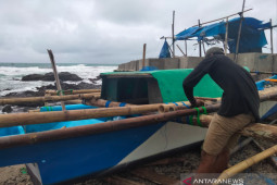 Ratusan nelayan pantai selatan Cianjur alih profesi jadi buruh tani