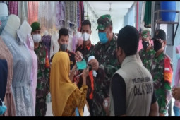 Kodim 0204-DS bagikan masker di Pasar Gambir Tebing Tinggi