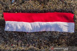 Pembentangan bendera Merah Putih di lokasi TPA sampah