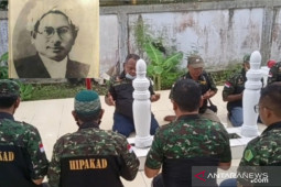 HIPAKAD Tanjungbalai bersihkan dan ziarah ke makam pahlawan