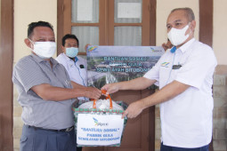 Pabrik gula Situbondo salurkan paket sembako untuk warga terdampak pandemi