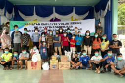 BPJamsostek Pematangsiantar bagi sembako ke Panti Asuhan Zarfat HKI