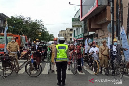 Pengendara di Medan berhenti saat Detik-Detik  Proklamasi