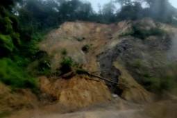 Tanah longsor tutup ruas jalan Padang-Bukittinggi