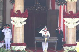 Gubernur Khofifah pimpin upacara pengibaran bendera HUT ke-76 RI di Grahadi
