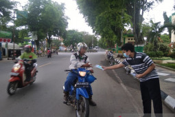 Manfaatkan momentum Muharram dengan membagikan masker dan bunga