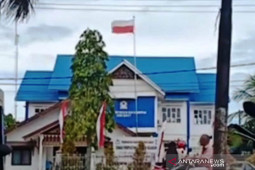 Pemkab Aceh Barat sebut insiden bendera terbalik didepan Kantor Perpustakaan tidak disengaja