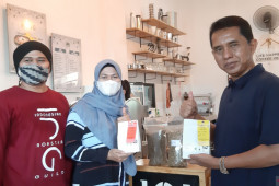 Momen HUT Ke-76 RI, Kadisbunnak Kalbar sambangi 101 Coffee House