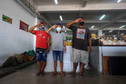Peringati HUT RI, pedagang dan pembeli di pasar tradisional Kediri hormat bendera