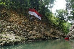 Semarakan HUT RI, Mapala Jabal Everest kibarkan Merah Putih di Tebing.