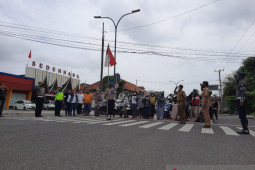 Pengendara berhenti dan berdiri tegak tiga menit,  peringati detik-detik Proklamasi Kemerdekaan