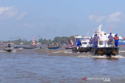 Lanal Banjarmasin dan Ditpolairud konvoi merah putih bersama nelayan di Sungai Barito
