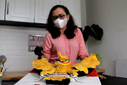 Seorang warga Pontianak membuat kue mirip "Garuda Pancasila"