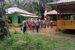 Polisi Merangin dan  Orang Rimba kibarkan Bendera Merah Putih