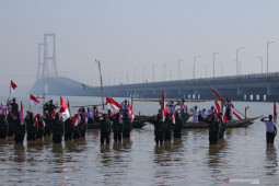 Upacara Kemerdekaan di Suramadu