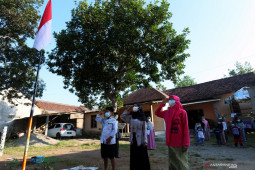 Upacara Kemerdekaan di Halaman Rumah
