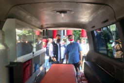 Kalingga bantu satu unit ambulans untuk penanganan COVID-19 di Surabaya