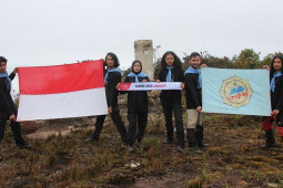 Mahasiswa Unimal kibarkan merah putih di puncak Gunung Leuser