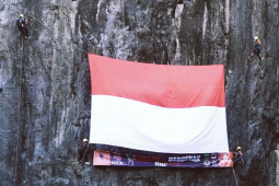 Eiger kibarkan Merah Putih di goa, tebing Majalengka, dan laut