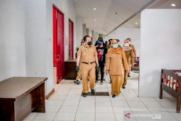 Satgas Jember pindahkan ratusan warga positif COVID-19 ke tempat isolasi terpusat