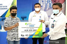 Ahli waris dari aparat desa di Nagan Raya terima santunan kematian Rp2,2 Miliar