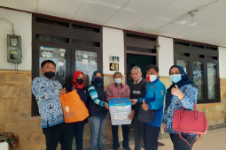 Pemkot Kediri berikan bingkisan kepada pejuang perintis kemerdekaan