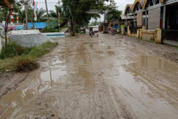 Jalan provinsi Sumut di Padang Tualang Langkat penuh lumpur