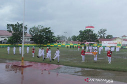 Penurunan bendera diguyur hujan