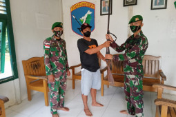 Warga Segumun serahkan sepucuk senjata api Lantak ke Satgas Pamtas