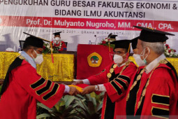 Rektor Untag Surabaya dikukuhkan sebagai guru besar bidang Ilmu Akuntansi