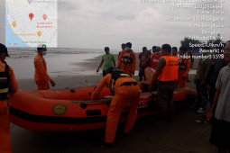 Berniat cuci kaki, anak perempuan di Bengkulu terseret ombak Pantai Panjang