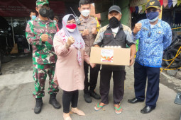 Pimpinan DPRD kawal pembagian sembako serentak di Kota Surabaya