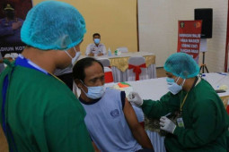 Ratusan warga binaan Lapas Madiun jalani vaksinasi
