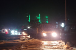 Kendaraan terhadang banjir 1 meter di Padang