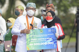 Gubernur serahkan "kadeudeuh" kepada atlet Jabar peraih medali Olimpiade
