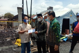Bupati dan Wabup Balangan serahkan bantuan korban kebakaran