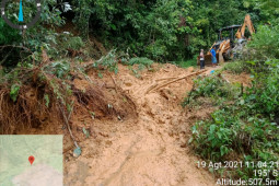 Jalan tertimbun longsor di Talamau Pasaman Barat
