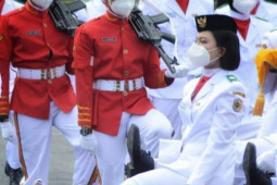 Ni Putu, terlepas sepatunya saat bertugas sebagai Paskibraka Morut