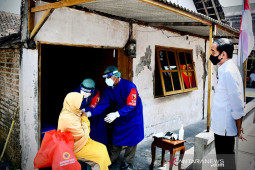 President reviews door-to-door vaccinations in East Java's Madiun