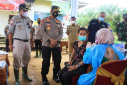 Warga Suku Anak Dalam di perbatasan Muba-Jambi jalani vaksinasi