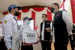OJK berikan beasiswa kepada 143 pelajar MBR di Surabaya
