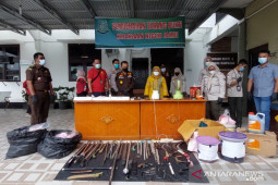 Kejari Jambi musnahkan barang bukti kuku harimau dan kulit macan