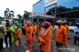 Kejari Jambi bagikan sembako kepada "Pasukan Kuning'