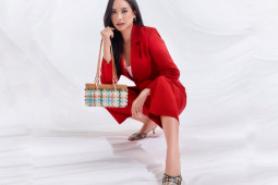 Aktris Elvira Devinamira dengan gaya "effortless"