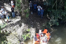 Ustadz Fauzan Hamidy pimpin doa pelepasan pencarian Warga yang Hilang di Sungai Barumun