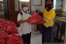 CCEP serahkan Paket Sembako pada masyarakat Desa Werdi Bhuwana-Mengwi